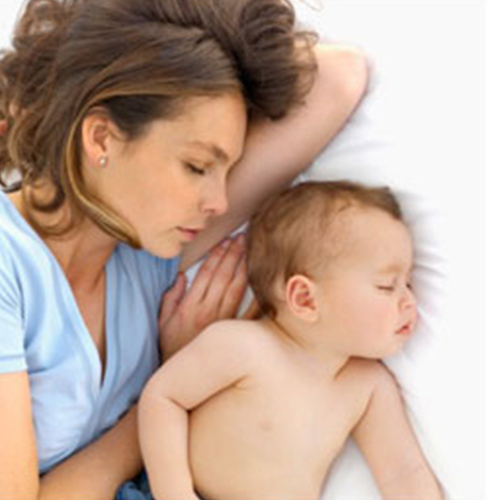 แบบไหนลูกหลับดี ‘นอนด้วย’ หรือ ‘นอนเดี่ยว’? / สสส.