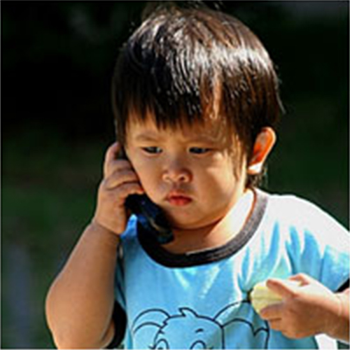 เมื่อพ่อแม่ทำร้ายลูกด้วยมือถือ