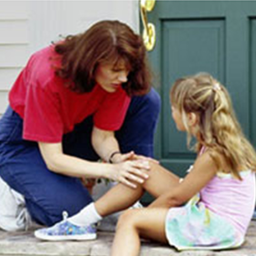 สิ่งที่พ่อแม่ควรทำ-ไม่ควรทำ เมื่อลูกซนจนเจ็บตัว