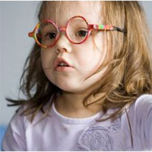 สัญญาณเตือนว่าหนูน้อยต้องใส่แว่นตา